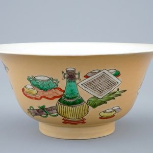 A Chinese famille verte café au lait ground bowl with precious objects, Kangxi — photo 1