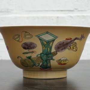 A Chinese famille verte café au lait ground bowl with precious objects, Kangxi — photo 5