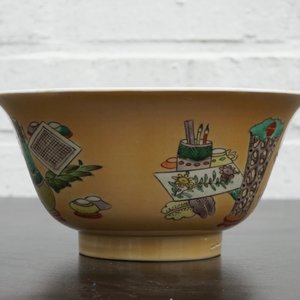A Chinese famille verte café au lait ground bowl with precious objects, Kangxi — photo 7