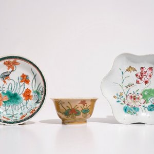 A Chinese famille verte café au lait ground cup and saucer, Kangxi, together with a famille rose teapot stand, Yongzheng — photo 1