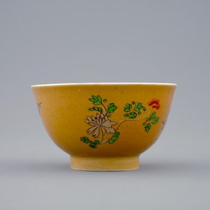 A Chinese famille verte café au lait ground cup and saucer, Kangxi — photo 5