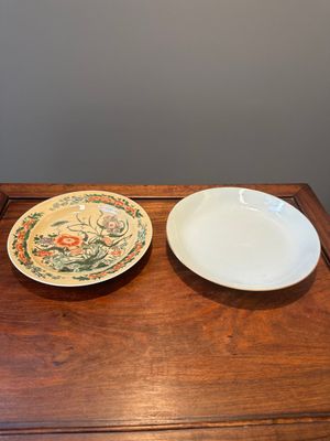 A Chinese famille verte café-au-lait ground plate and a monochrome white plate, Kangxi — photo 1