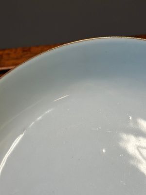 A Chinese famille verte café-au-lait ground plate and a monochrome white plate, Kangxi — photo 12