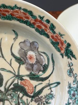 A Chinese famille verte café-au-lait ground plate and a monochrome white plate, Kangxi — photo 4
