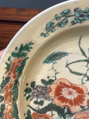 A Chinese famille verte café-au-lait ground plate and a monochrome white plate, Kangxi — photo 5