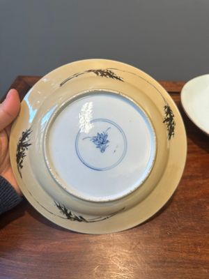 A Chinese famille verte café-au-lait ground plate and a monochrome white plate, Kangxi — photo 6