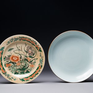 A Chinese famille verte café-au-lait ground plate and a monochrome white plate, Kangxi — photo 1