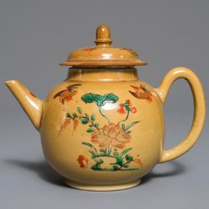 A Chinese famille verte cafe-au-lait-ground teapot, Kangxi — photo 1