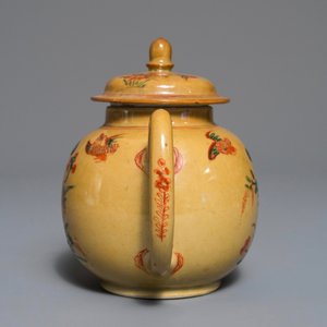 A Chinese famille verte cafe-au-lait-ground teapot, Kangxi — photo 2