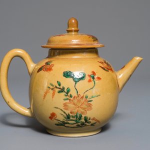 A Chinese famille verte cafe-au-lait-ground teapot, Kangxi — photo 3