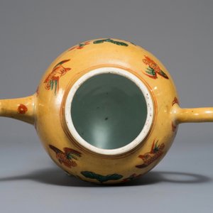 A Chinese famille verte cafe-au-lait-ground teapot, Kangxi — photo 5