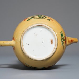 A Chinese famille verte cafe-au-lait-ground teapot, Kangxi — photo 6