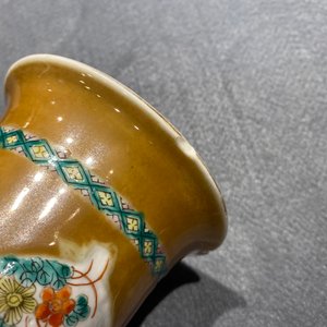 A Chinese famille verte capucin brown-ground four-piece garniture, 19th C. — 照片 14