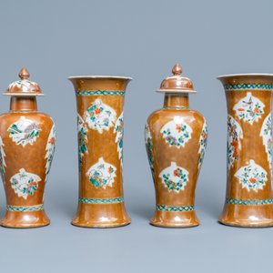 A Chinese famille verte capucin brown-ground four-piece garniture, 19th C. — 照片 4
