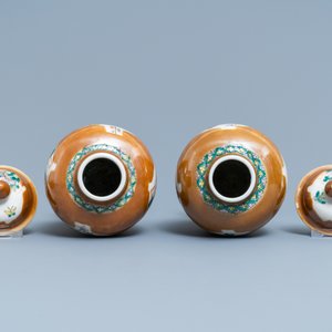 A Chinese famille verte capucin brown-ground four-piece garniture, 19th C. — 照片 7