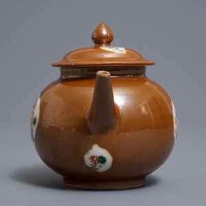A Chinese famille verte capucin ground teapot and cover, Kangxi — photo 2