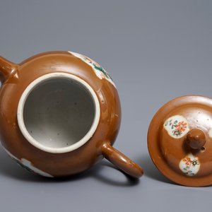 A Chinese famille verte capucin ground teapot and cover, Kangxi — photo 5