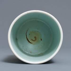 A Chinese famille verte 'carps' brush pot, Kangxi — photo 5