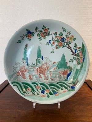 A Chinese famille verte 'carps’ dish, Kangxi — photo 1