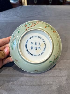 A Chinese famille verte celadon-glazed plate, Jiajing mark, Kangxi/Yongzheng — photo 5