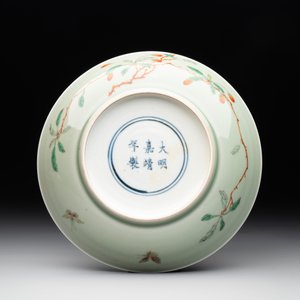 A Chinese famille verte celadon-glazed plate, Jiajing mark, Kangxi/Yongzheng — photo 2