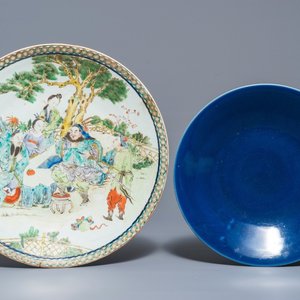 A Chinese famille verte charger and a monochrome blue dish, 19th C. — photo 1