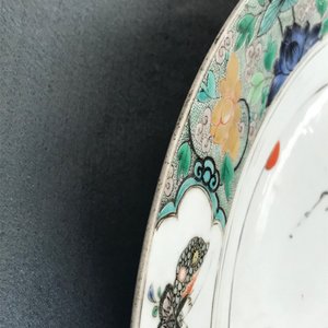 A Chinese famille verte charger with a bird, flowers and butterflies, Kangxi — 照片 11