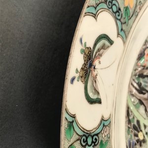 A Chinese famille verte charger with a bird, flowers and butterflies, Kangxi — 照片 8