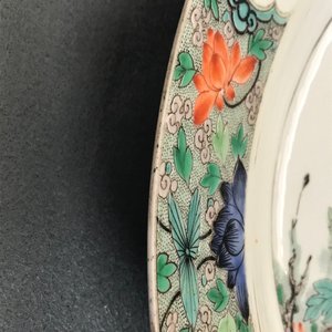 A Chinese famille verte charger with a bird, flowers and butterflies, Kangxi — 照片 9