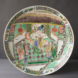 A Chinese famille verte charger with figures in an interior, Kangxi — 照片 3