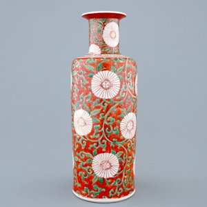 A Chinese famille verte coral-ground rouleau vase with peony scrolls, Kangxi — 照片 1