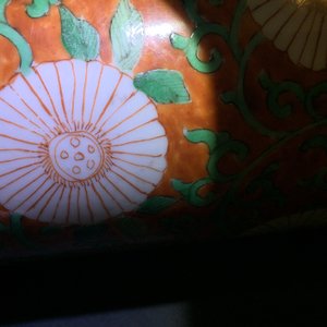 A Chinese famille verte coral-ground rouleau vase with peony scrolls, Kangxi — 照片 7