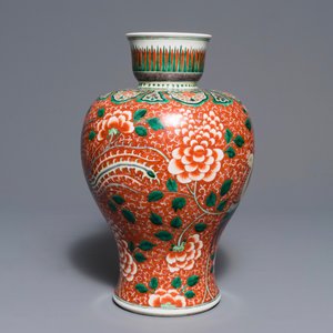 A Chinese famille verte coral ground vase with phoenixes, 19/20th C. — photo 2