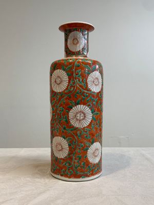 A Chinese famille verte coral-red-ground rouleau vase with flower scrolls, Kangxi — photo 2