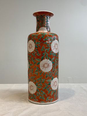 A Chinese famille verte coral-red-ground rouleau vase with flower scrolls, Kangxi — photo 3