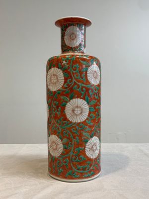 A Chinese famille verte coral-red-ground rouleau vase with flower scrolls, Kangxi — photo 4