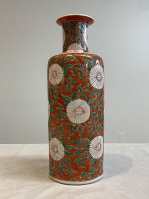 A Chinese famille verte coral-red-ground rouleau vase with flower scrolls, Kangxi — photo 5
