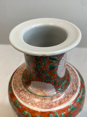 A Chinese famille verte coral-red-ground rouleau vase with flower scrolls, Kangxi — photo 7