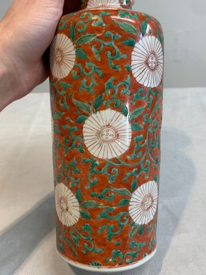 A Chinese famille verte coral-red-ground rouleau vase with flower scrolls, Kangxi — photo 8