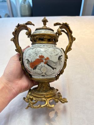 A Chinese famille verte covered bowl, a Dutch-decorated bowl, a gilt-bronze mounted pot-pourri vase and an Imari-style covered jug, Kangxi/Qianlong — foto 1
