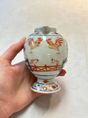 A Chinese famille verte covered bowl, a Dutch-decorated bowl, a gilt-bronze mounted pot-pourri vase and an Imari-style covered jug, Kangxi/Qianlong — foto 11