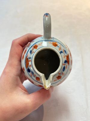 A Chinese famille verte covered bowl, a Dutch-decorated bowl, a gilt-bronze mounted pot-pourri vase and an Imari-style covered jug, Kangxi/Qianlong — foto 12
