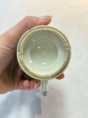 A Chinese famille verte covered bowl, a Dutch-decorated bowl, a gilt-bronze mounted pot-pourri vase and an Imari-style covered jug, Kangxi/Qianlong — foto 13