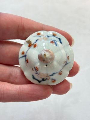 A Chinese famille verte covered bowl, a Dutch-decorated bowl, a gilt-bronze mounted pot-pourri vase and an Imari-style covered jug, Kangxi/Qianlong — foto 14