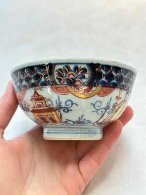 A Chinese famille verte covered bowl, a Dutch-decorated bowl, a gilt-bronze mounted pot-pourri vase and an Imari-style covered jug, Kangxi/Qianlong — foto 17