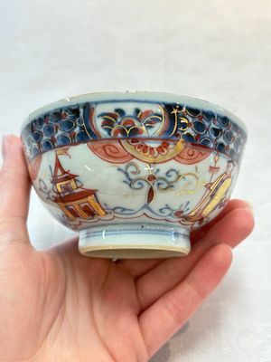 A Chinese famille verte covered bowl, a Dutch-decorated bowl, a gilt-bronze mounted pot-pourri vase and an Imari-style covered jug, Kangxi/Qianlong — foto 19