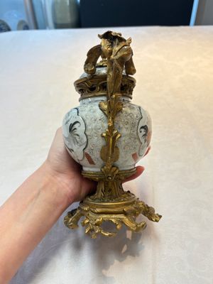 A Chinese famille verte covered bowl, a Dutch-decorated bowl, a gilt-bronze mounted pot-pourri vase and an Imari-style covered jug, Kangxi/Qianlong — foto 2