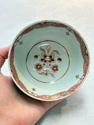 A Chinese famille verte covered bowl, a Dutch-decorated bowl, a gilt-bronze mounted pot-pourri vase and an Imari-style covered jug, Kangxi/Qianlong — foto 21