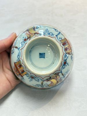 A Chinese famille verte covered bowl, a Dutch-decorated bowl, a gilt-bronze mounted pot-pourri vase and an Imari-style covered jug, Kangxi/Qianlong — foto 22