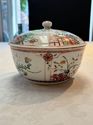 A Chinese famille verte covered bowl, a Dutch-decorated bowl, a gilt-bronze mounted pot-pourri vase and an Imari-style covered jug, Kangxi/Qianlong — foto 23